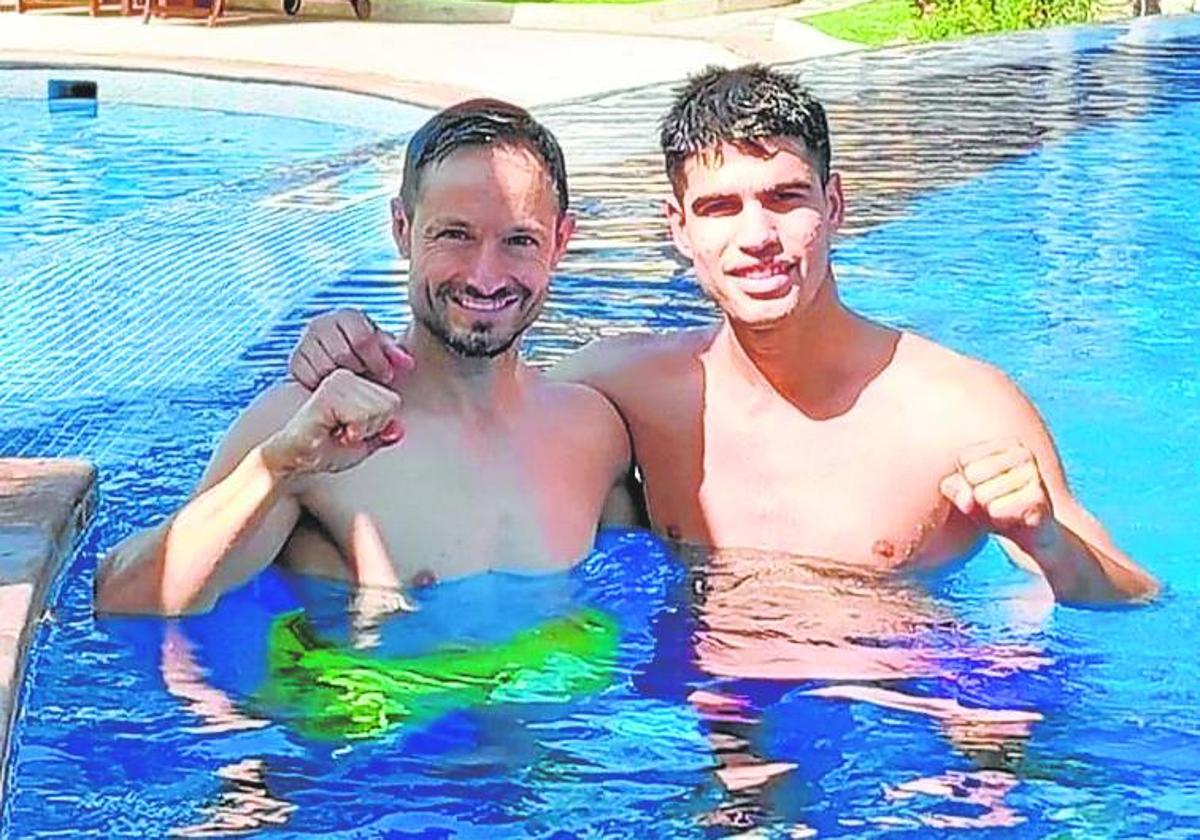 Carlos Alcaraz junto a su fisio, el yeclano Juanjo Moreno, en la piscina del hotel en el que se hospeda en Acapulco.