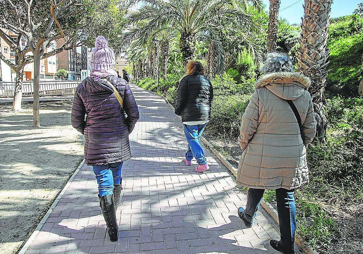 Las tres amigas caminan por un parque de Cartagena, esta semana.