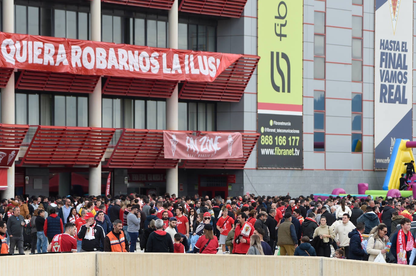 Ambiente de fiesta en el Enrique Roca para apoyar al Murcia ante el Barça B