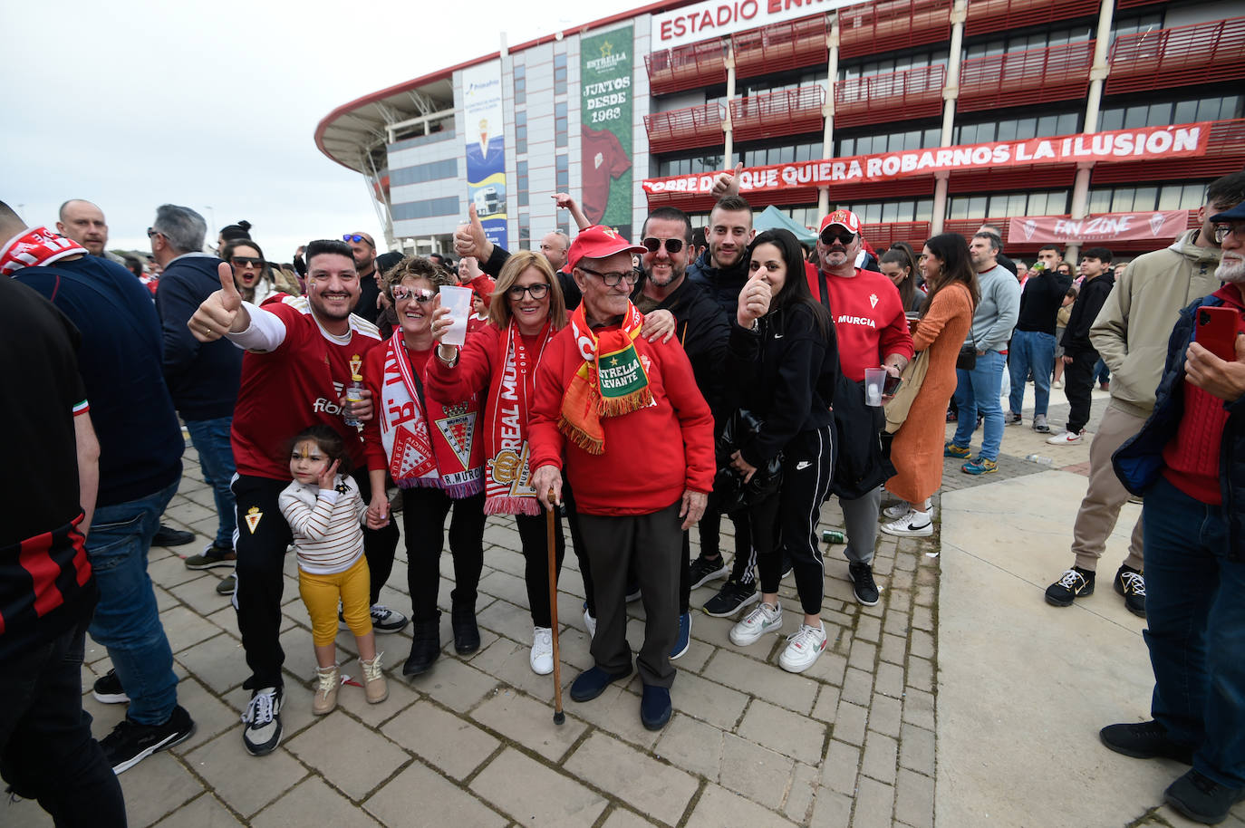 Ambiente de fiesta en el Enrique Roca para apoyar al Murcia ante el Barça B