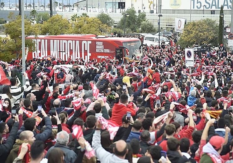 Aficionados granas, en el exterior del estadio, minutos antes del encuentro.