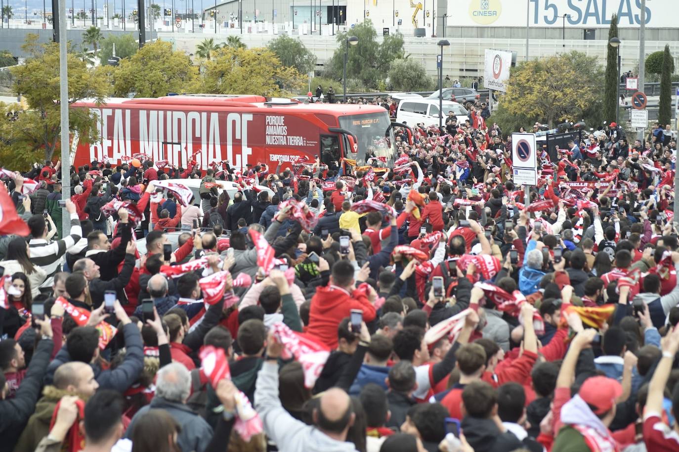 Ambiente de fiesta en el Enrique Roca para apoyar al Murcia ante el Barça B