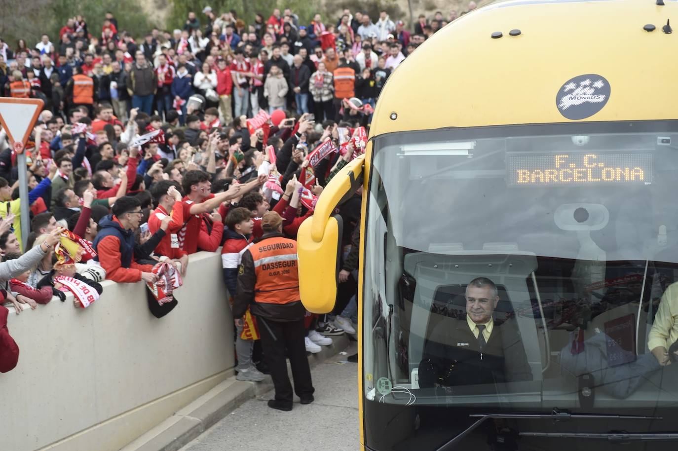 Ambiente de fiesta en el Enrique Roca para apoyar al Murcia ante el Barça B