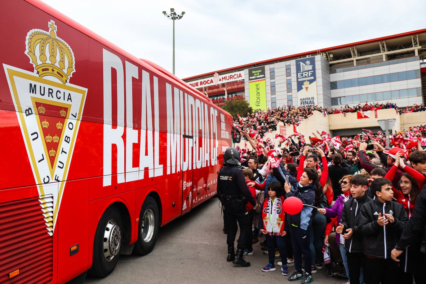 Ambiente de fiesta en el Enrique Roca para apoyar al Murcia ante el Barça B