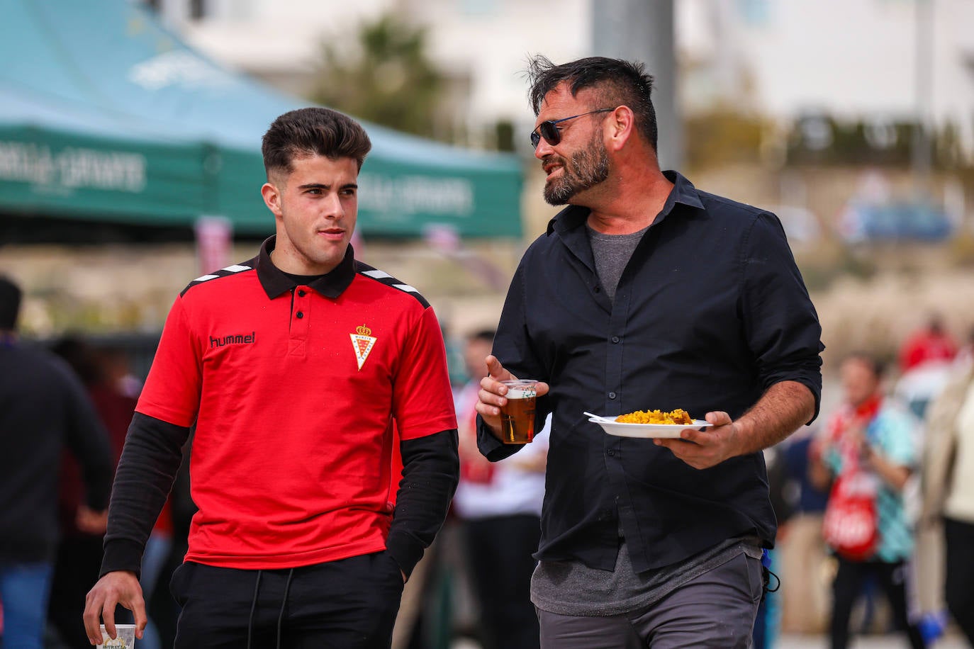 Ambiente de fiesta en el Enrique Roca para apoyar al Murcia ante el Barça B