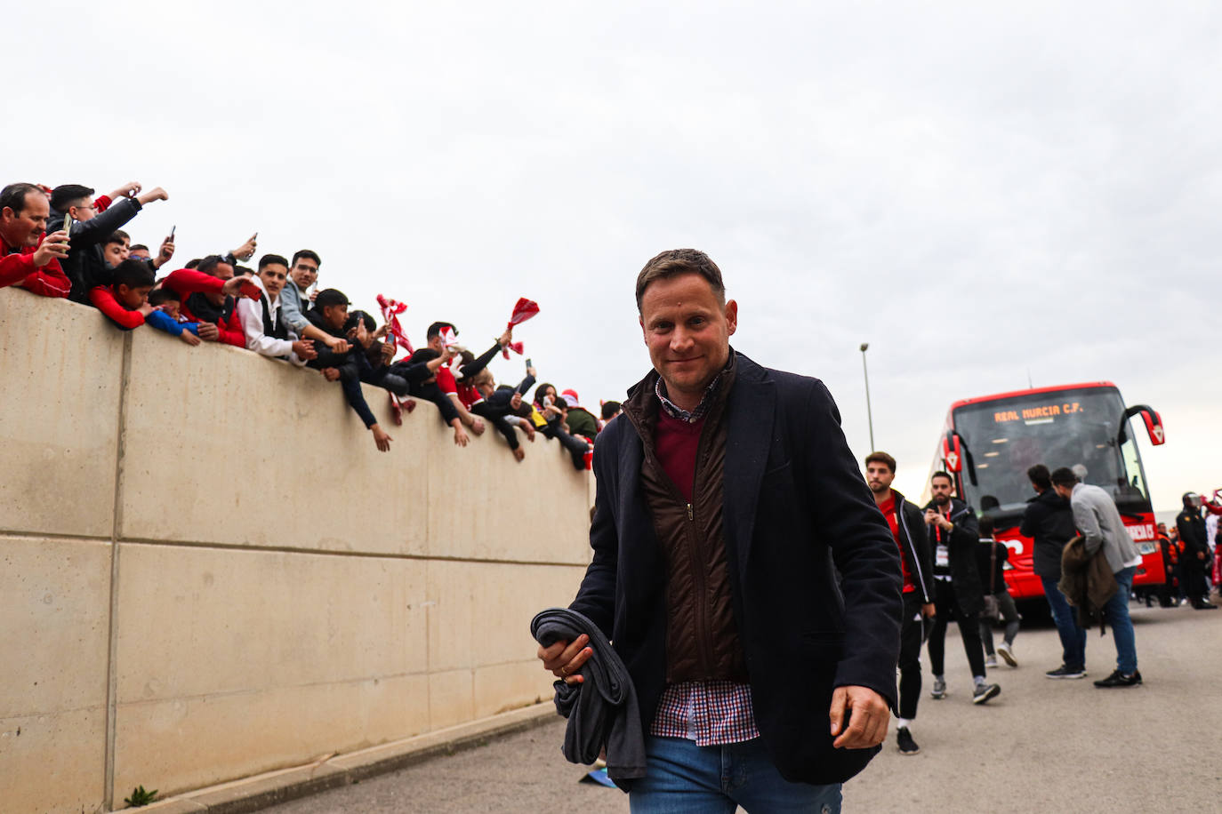 Ambiente de fiesta en el Enrique Roca para apoyar al Murcia ante el Barça B