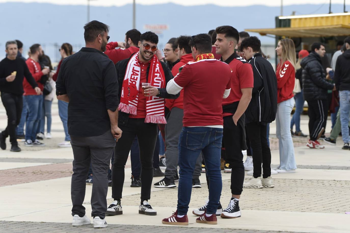 Ambiente de fiesta en el Enrique Roca para apoyar al Murcia ante el Barça B