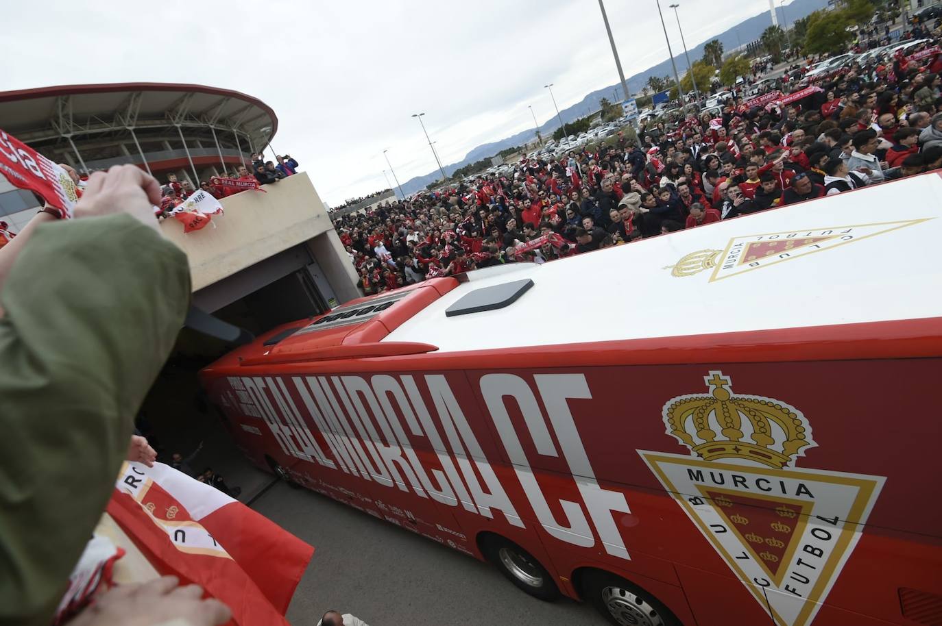 Ambiente de fiesta en el Enrique Roca para apoyar al Murcia ante el Barça B