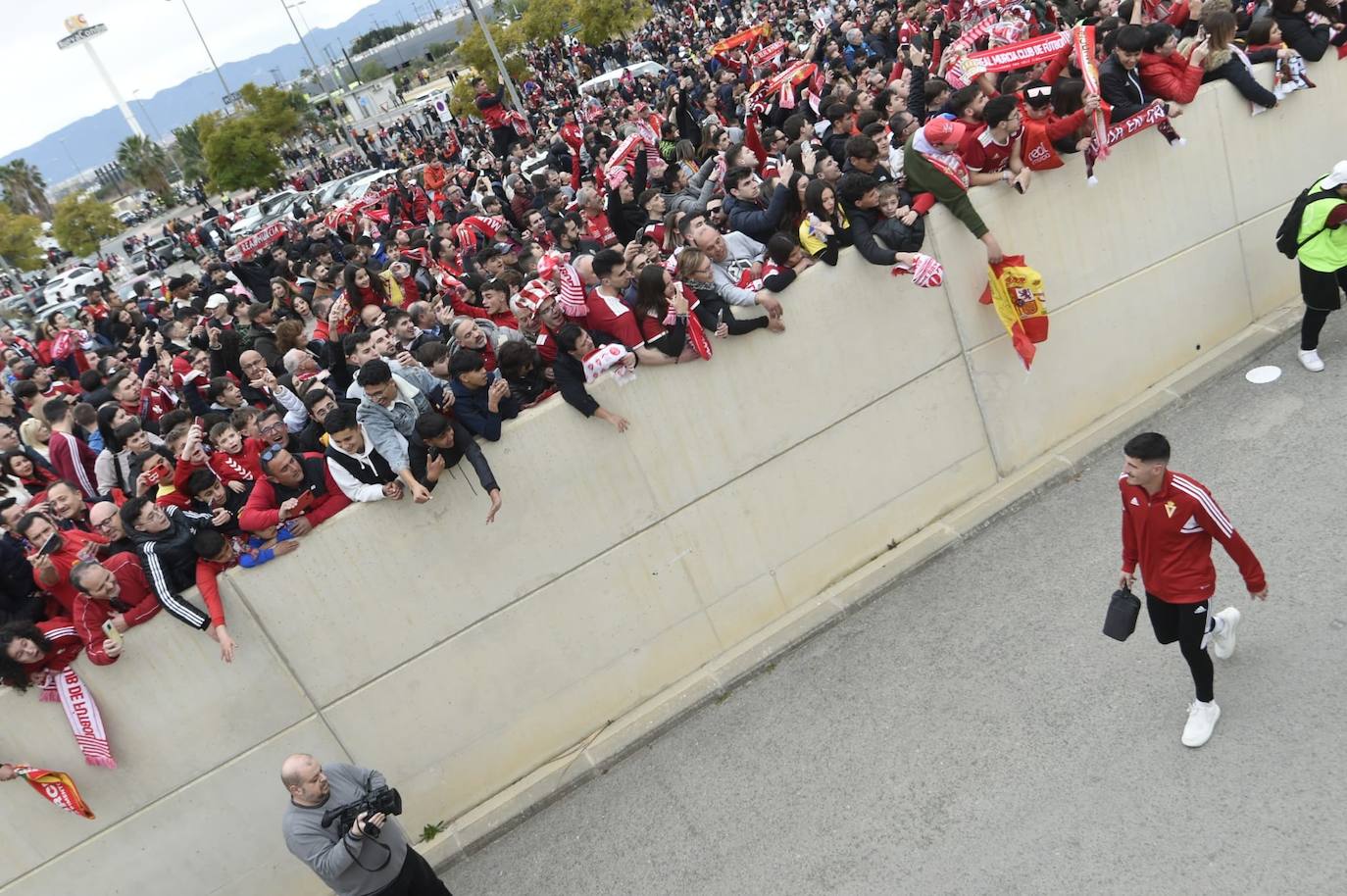 Ambiente de fiesta en el Enrique Roca para apoyar al Murcia ante el Barça B