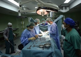 Profesionales sanitarios, durante una intervención quirúrgica en La Arrixaca.