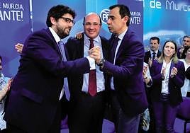 Pedro Antonio Sánchez (c), el 17 de enero de 2018, fecha en la que anunció su dimisión como presidente. Estuvo acompañado por el coordinador general del Partido Popular, Fernando Martínez-Maillo (c-i), y por Fernando López Miras, que le sucedería en el cargo.