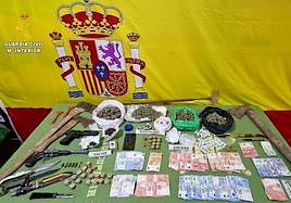 Las sustancias estupefacientes, armas, dinero en efectivo y otros efectos que los agentes hallaron en el interior de las tres viviendas.