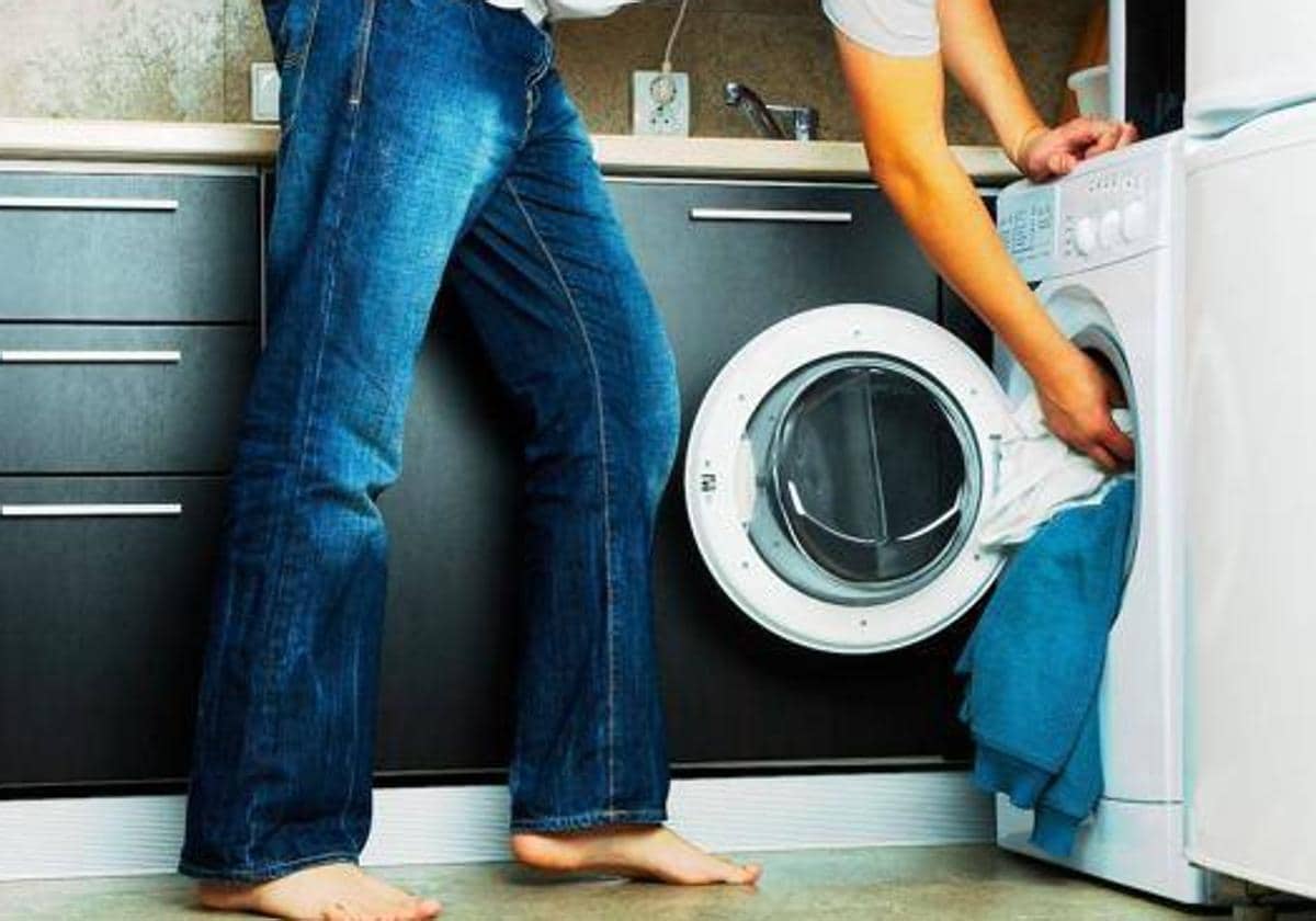 Por qué debes empezar a lavar la ropa al revés en tu lavadora