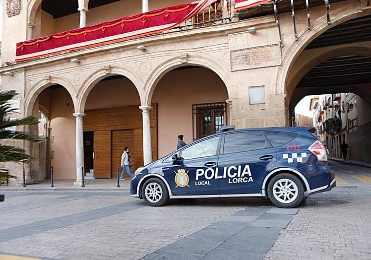 Vehículo policial en la puerta del Consistorio de Lorca este lunes.