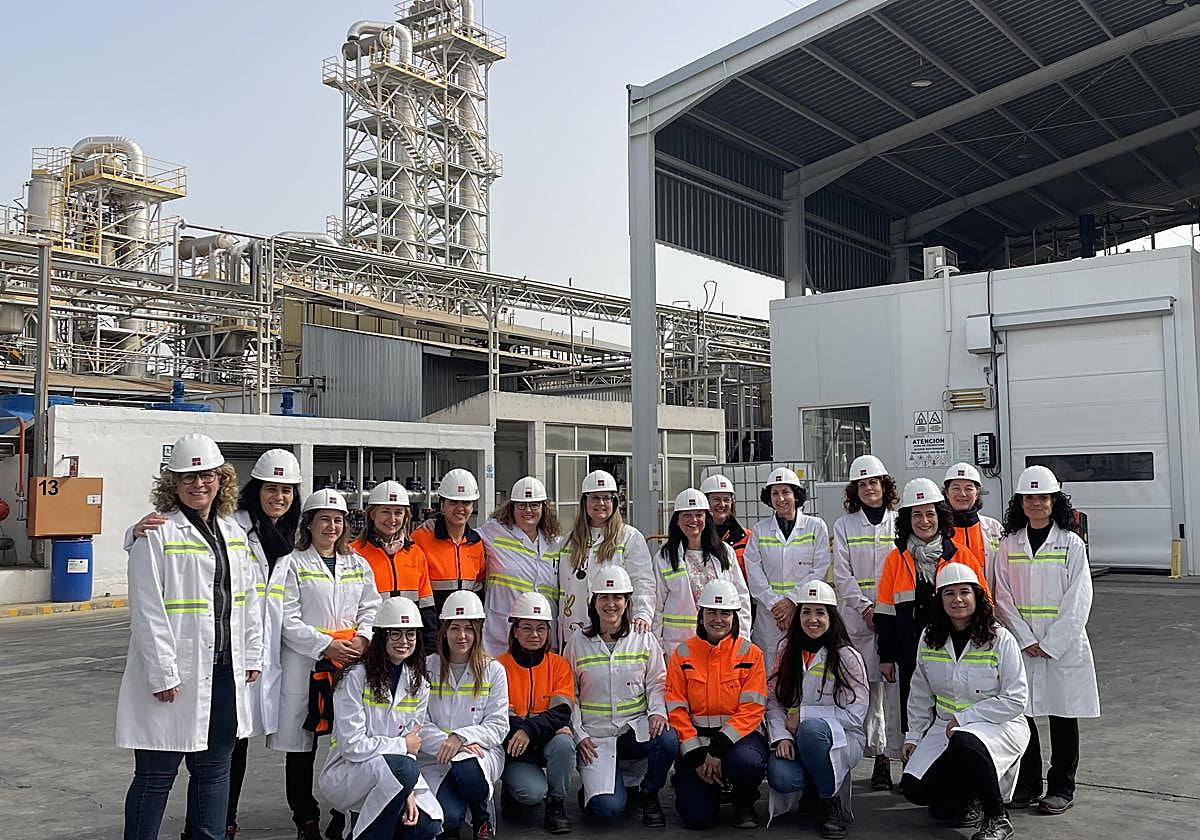 Trabajadoras de la empresa en sus instalaciones de El Palmar. TAKASAGO INTERNATIONAL CHEMICALS (EUROPE)