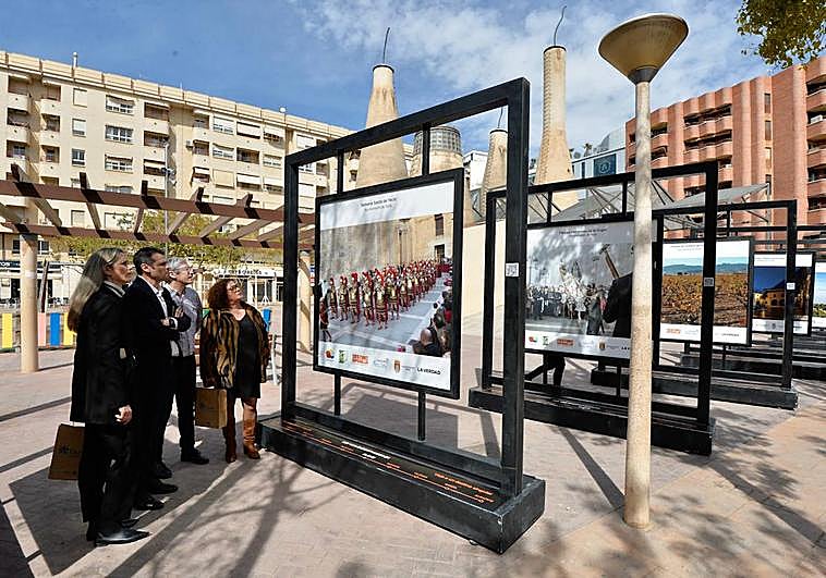 Un momento de la presentación de la instalación en la plaza de las Chimeneas de Elche.