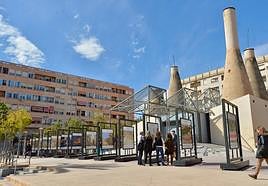 Un momento de la presentación de la instalación en la plaza de las Chimeneas de Elche.