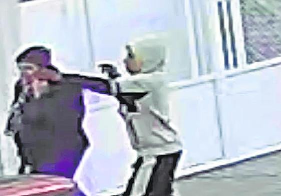 Captura de un vídeo en el que un joven le arrebata el móvil a una mujer en el Ensanche, en diciembre.