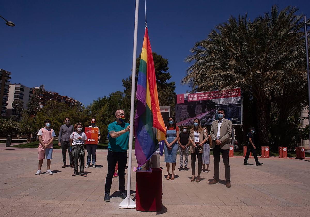 Momento del izado de la bandera arcoíris, en 2021, en la explanada del Jardín Chino.