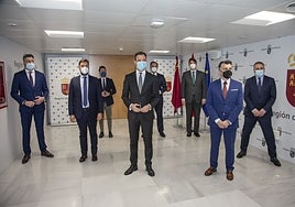 Marcos Ortuño y los directores generales de su Consejería, cuando tomaron posesión en abril de 2021. Luego se han incorporado otros dos altos cargos más, todos hombres.