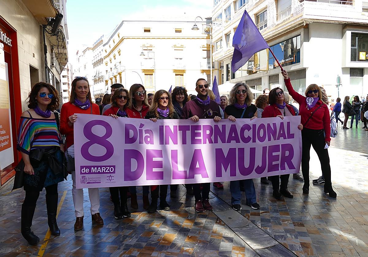 Cartagena impulsa una campaña para que las mujeres vuelen en igualdad