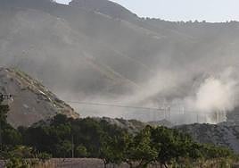 Nube de polvo que emite la cantera Santa Rita IV, en Balonga (Abanilla) y que cubre todos los alrededores.