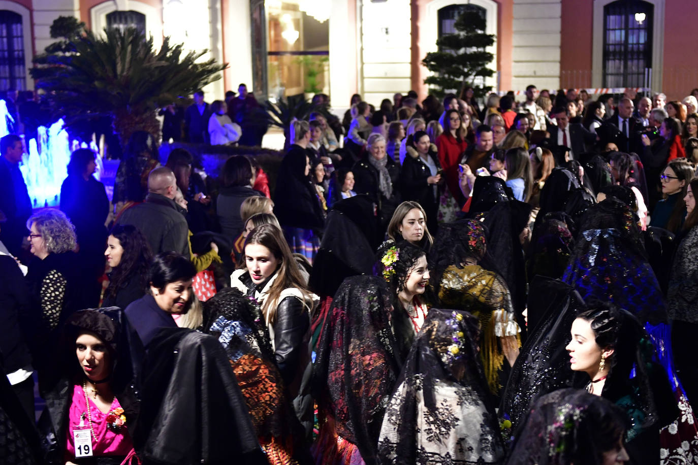Las candidatas a Reina de la Huerta de Murcia ofrecen flores a la Morenica
