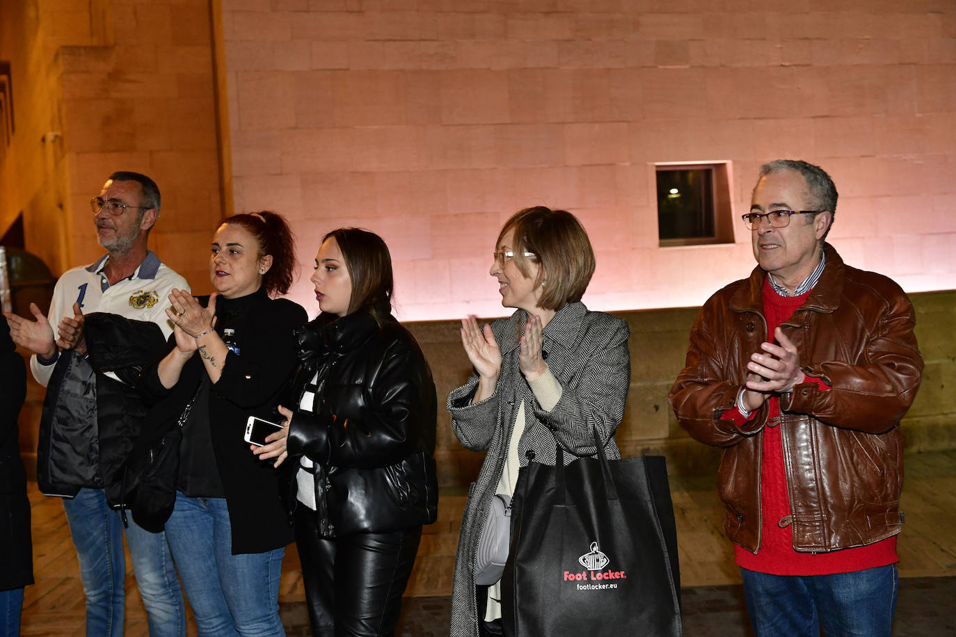 Las candidatas a Reina de la Huerta de Murcia ofrecen flores a la Morenica