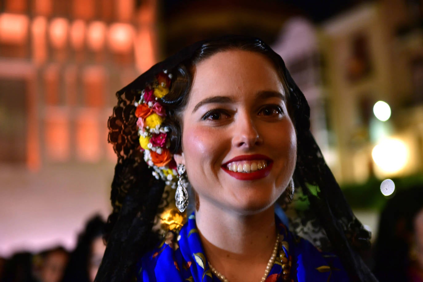 Las candidatas a Reina de la Huerta de Murcia ofrecen flores a la Morenica