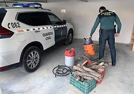 Guardia Civil con los objetos recuperados del robo.