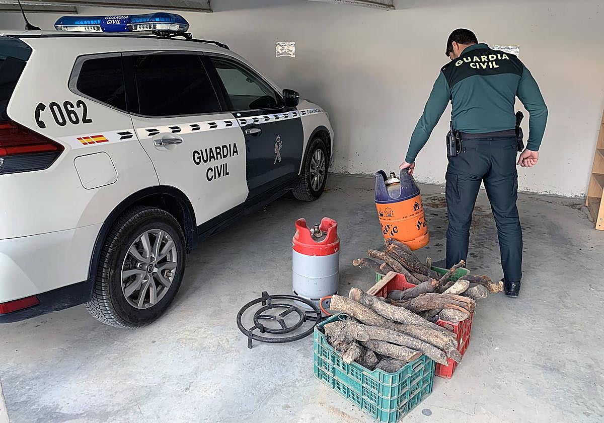 Guardia Civil con los objetos recuperados del robo.