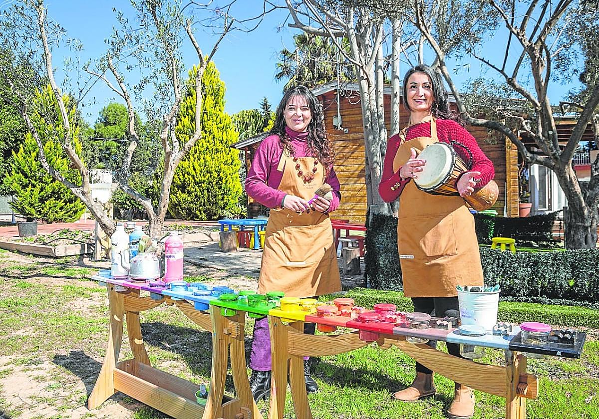 Daniela Masia y Hayat Nuraydin en la finca La Casa Blanca de Cartagena.