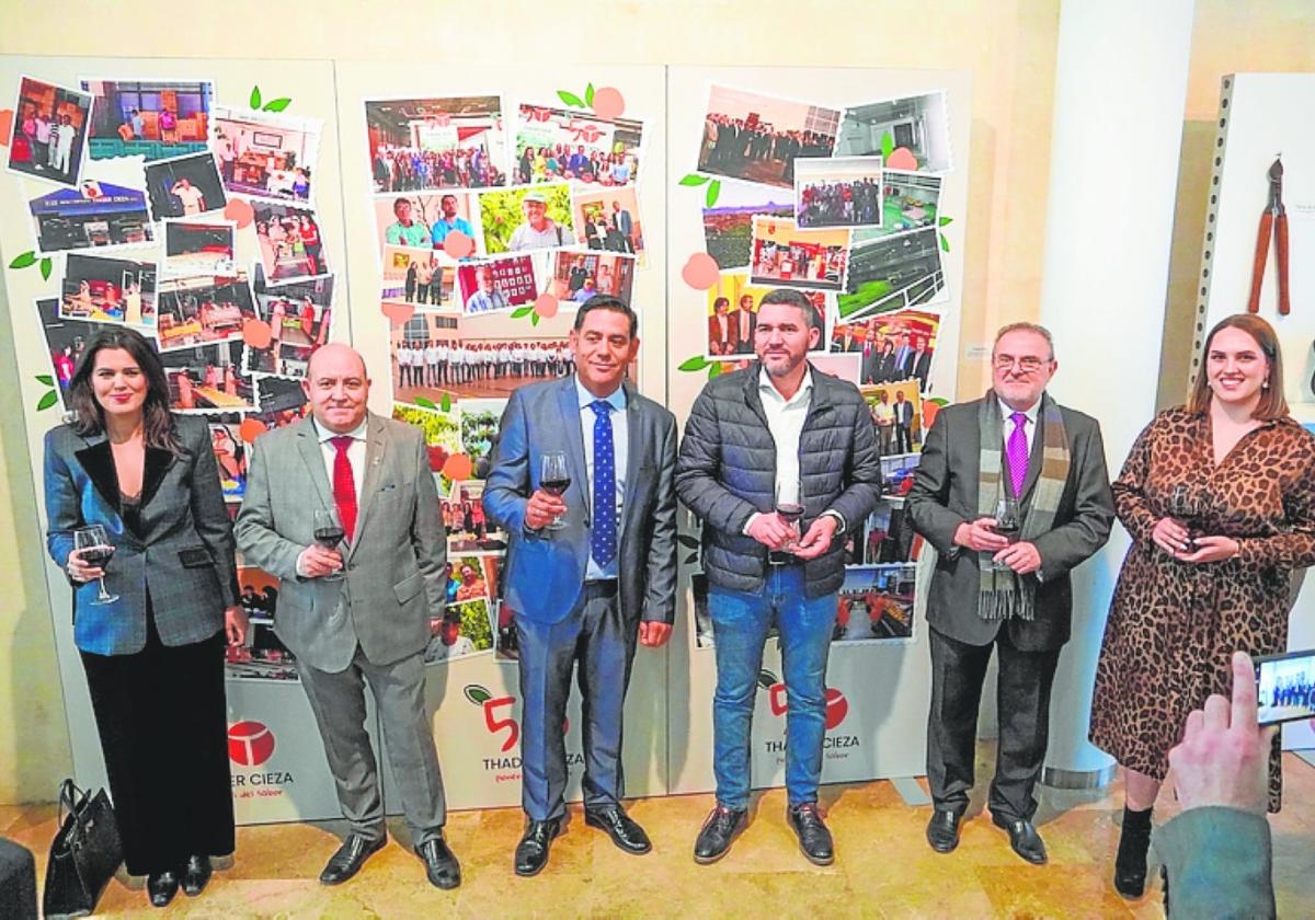 Autoridaes y miembros e la cooperativa durane la inauguración de la exposición.