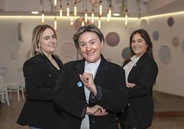 Estrella Carrillo, chef y propietaria del restaurante Santa Ana, posa junto a sus hijas Estrella y Paloma, que también trabajan en el negocio familiar.