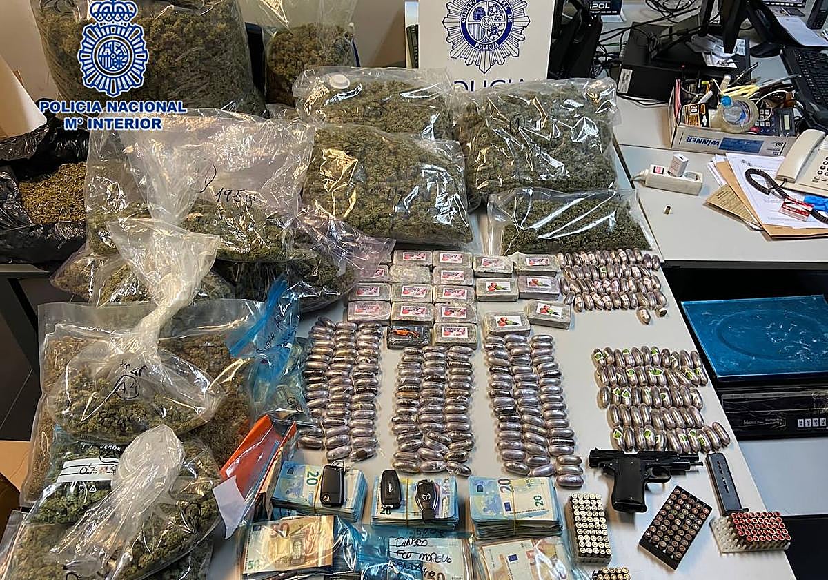 Las sustancias estupefacientes, dinero y otros efectos incautados por los agentes.