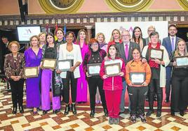 Representantes de las asociaciones y colectivos premiados, este martes, en la Asamblea.