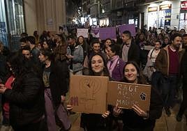 Dos jóvenes muestran orgullosas sus pancartas a su paso por la calle Mayor, de camino a la Plaza del Ayuntamiento, donde concluyó la manifestación.