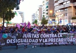 Mujeres adultas y jóvenes portan pancartas y carteles en la manifestación del 8M, este miércoles