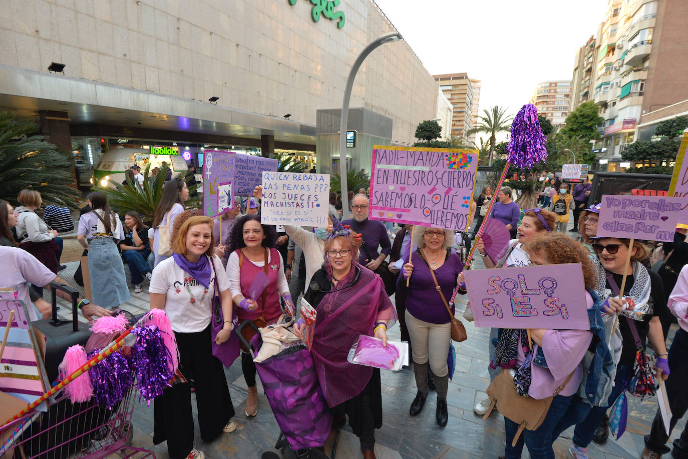 La manifestación del Día de la Mujer en Murcia, en imágenes