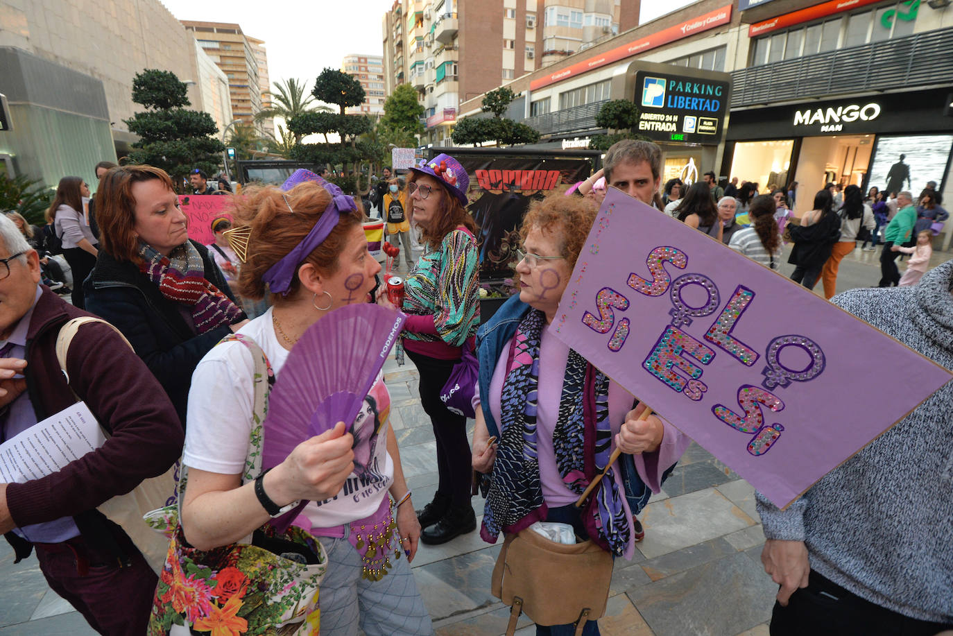 La manifestación del Día de la Mujer en Murcia, en imágenes