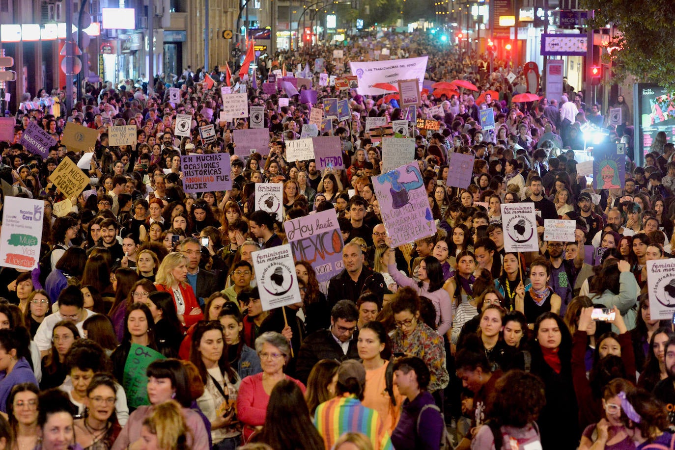 La manifestación del Día de la Mujer en Murcia, en imágenes