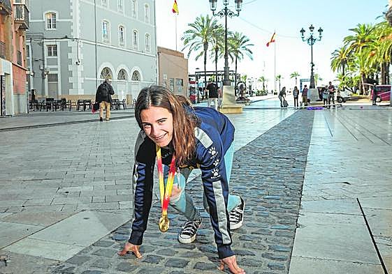 La cartagenera Eva Ibarra, de 18 años, posa para LA VERDAD en la Plaza del Ayuntamiento con la medalla de oro obtenida en Sabadell.