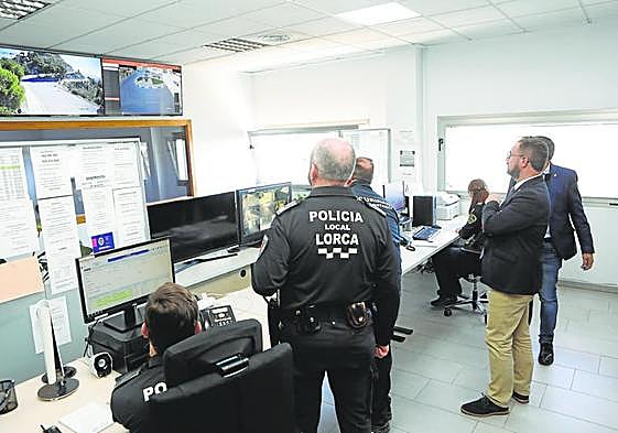 Mateos y policías locales supervisan el funcionamiento de las cámaras de videovigilancia, ayer.