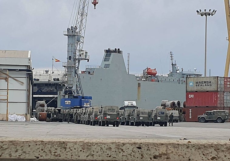 Embarque de vehículos ligeros en el buque 'Ysabel' este jueves, en el muelle de Santa Lucía.