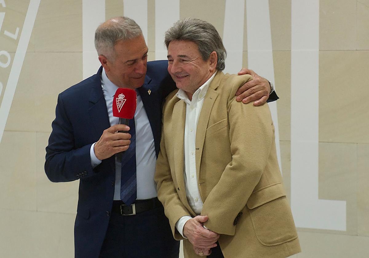 Felipe Moreno, ya como máximo accionista, abraza a Agustín Ramos en el tramo final de la junta de accionistas celebrada ayer en el Enrique Roca.