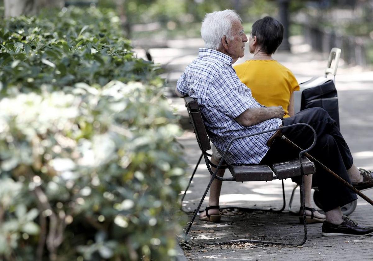 Un pensionista descansa en un banco de un parque de Madrid, en una imagen de archivo.