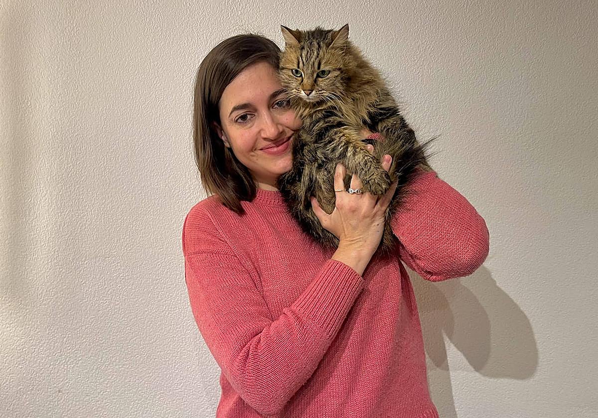 Celia Ramos con su gata 'Pipa'.