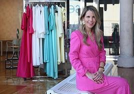 Ester Cerdán, con un conjunto fucsia de la colección primavera-verano 2023 de Laura Bernal, en sus instalaciones de Molina de Segura.