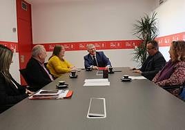 José Vélez -centro-, durante la reunión de ayer con los dirigentes de UGT y CC OO en la sede del PSOE.