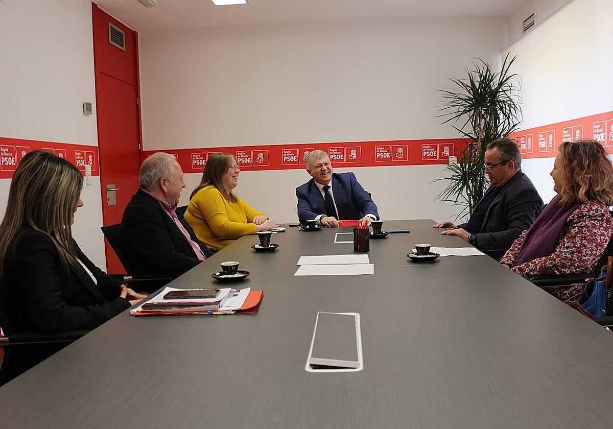 José Vélez -centro-, durante la reunión de ayer con los dirigentes de UGT y CC OO en la sede del PSOE.